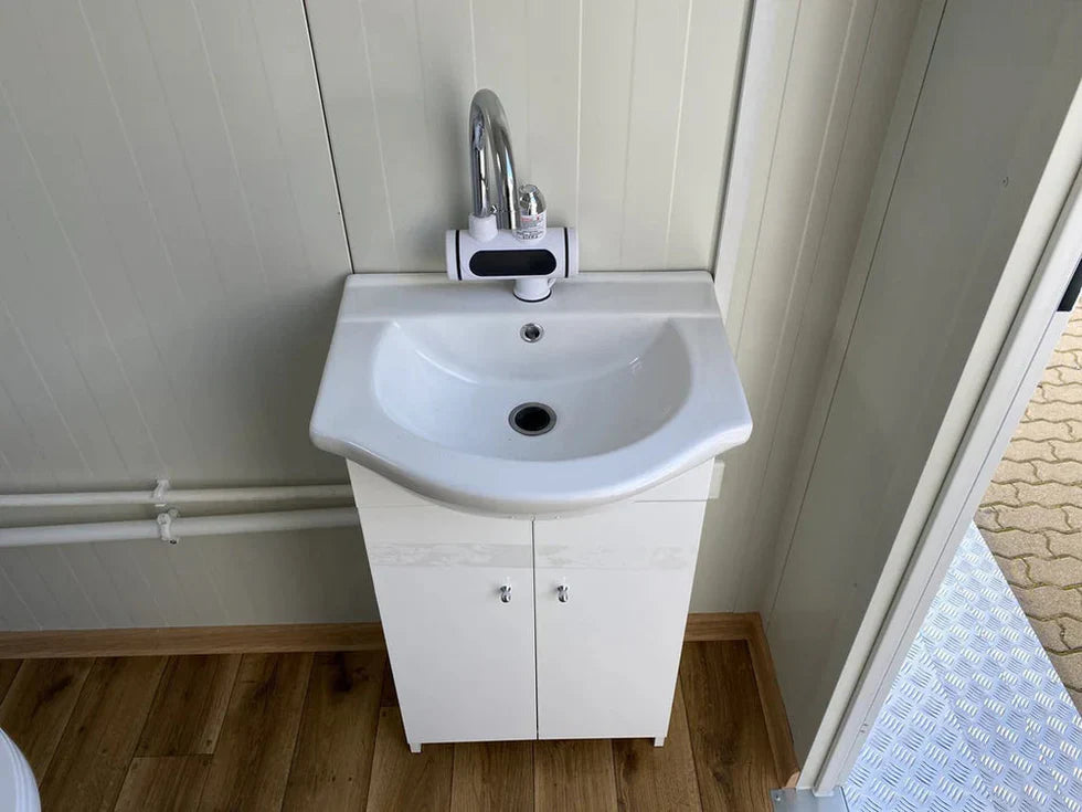 Doppelter Sanitärcontainer mit Abwassertank (weiß) – WC-Container mit integriertem Fäkalientank