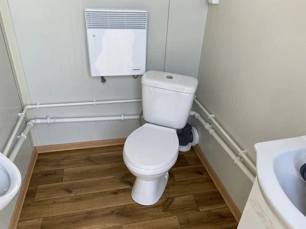 Doppelter Sanitärcontainer mit Abwassertank (weiß) – WC-Container mit integriertem Fäkalientank