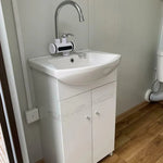 Doppelter Sanitärcontainer mit Abwassertank (weiß) – WC-Container mit integriertem Fäkalientank