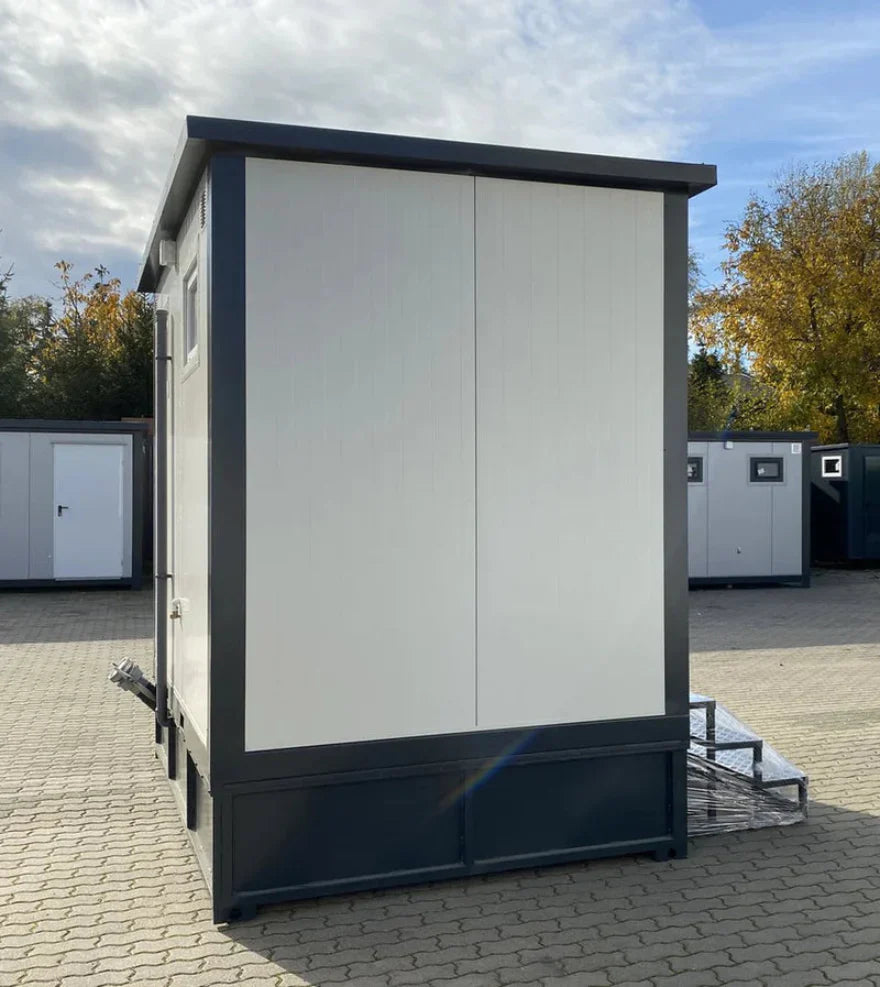 Doppelter Sanitärcontainer mit Abwassertank (weiß) – WC-Container mit integriertem Fäkalientank