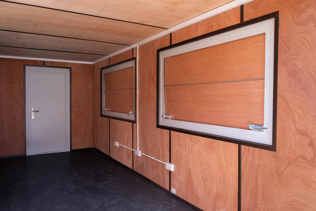 20-Fuß-Seecontainer mit doppelter Serviceklappe.