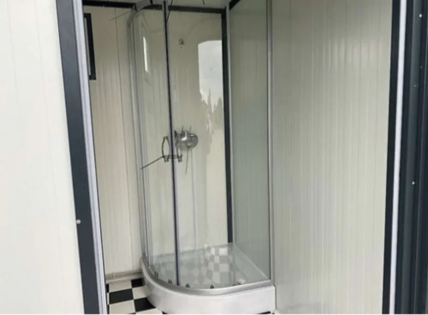 Sanitärcontainer 4 x 2 m mit Dusche und Doppel-WC – komplett ausgestatteter WC-Duschcontainer