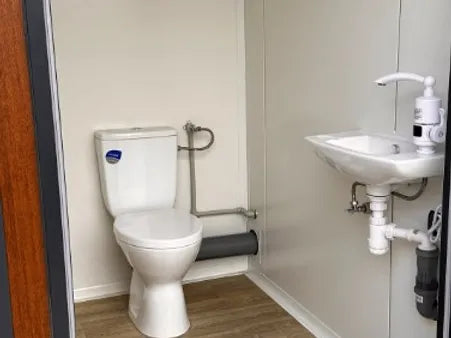 Sanitärcontainer vom Typ Pavilion mit Dreifachkabine (Ref: S2103)