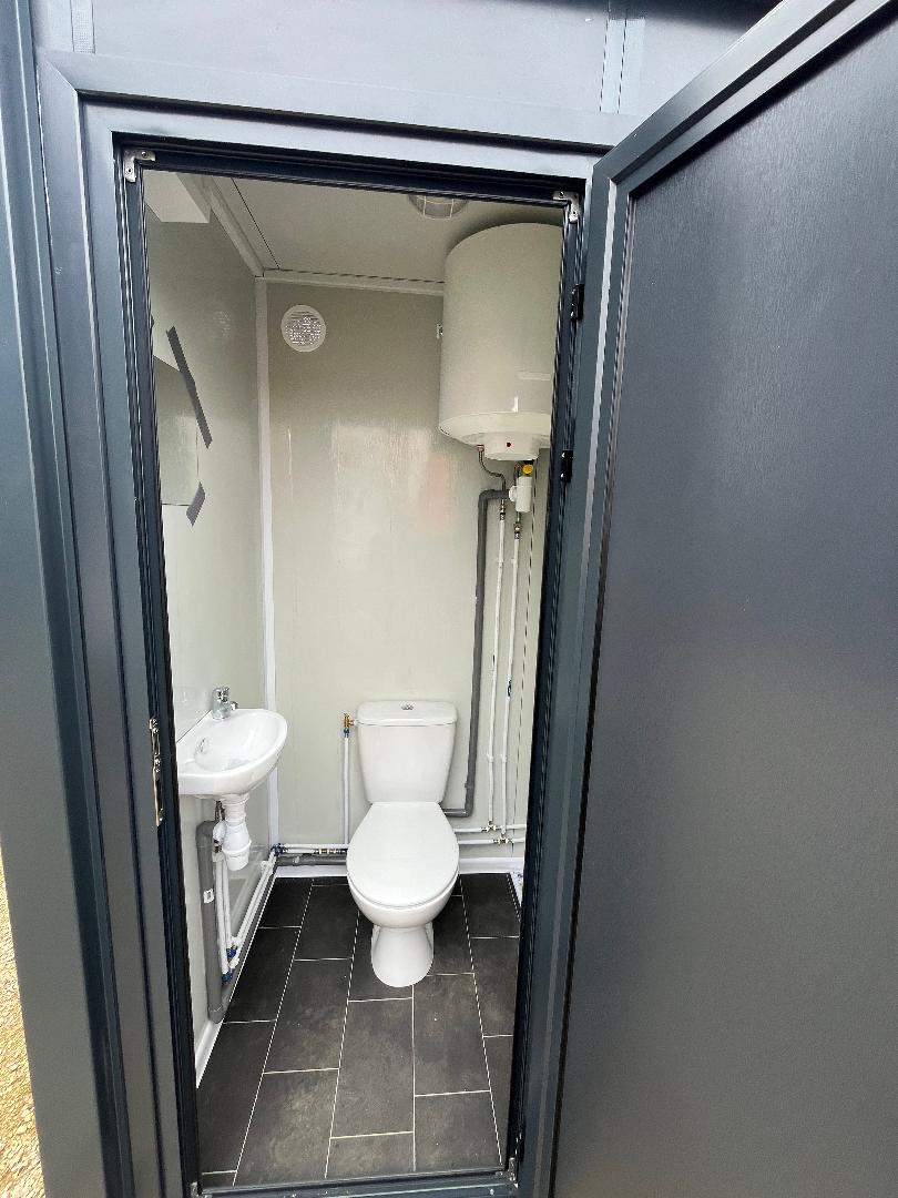Sanitärcontainer mit WC, Waschbecken und anschließbarer Dusche, Grau