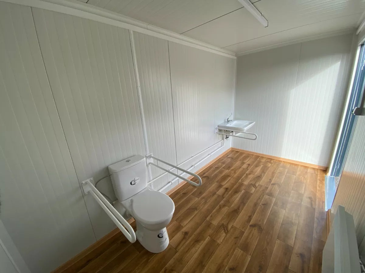 Sanitärbehälter für Menschen mit Behinderungen. Toilette mit Rampe (Ref: 3907)