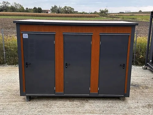 Sanitärcontainer vom Typ Pavilion mit Dreifachkabine (Ref: S2103)