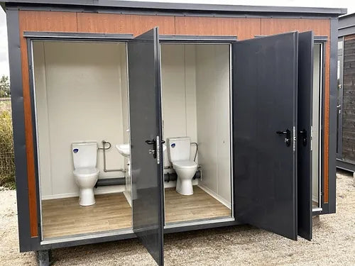 Sanitärcontainer vom Typ Pavilion mit Dreifachkabine (Ref: S2103)