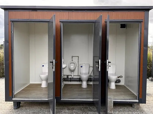 Sanitärcontainer vom Typ Pavilion mit Dreifachkabine (Ref: S2103)