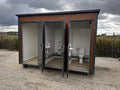 Sanitärcontainer vom Typ Pavilion mit Dreifachkabine (Ref: S2103)