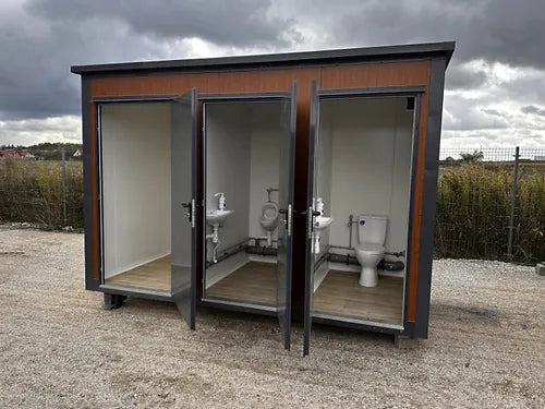 Sanitärcontainer vom Typ Pavilion mit Dreifachkabine (Ref: S2103)