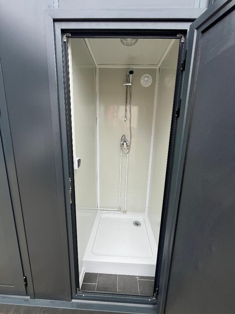 Sanitärcontainer mit WC, Waschbecken und anschließbarer Dusche, Grau