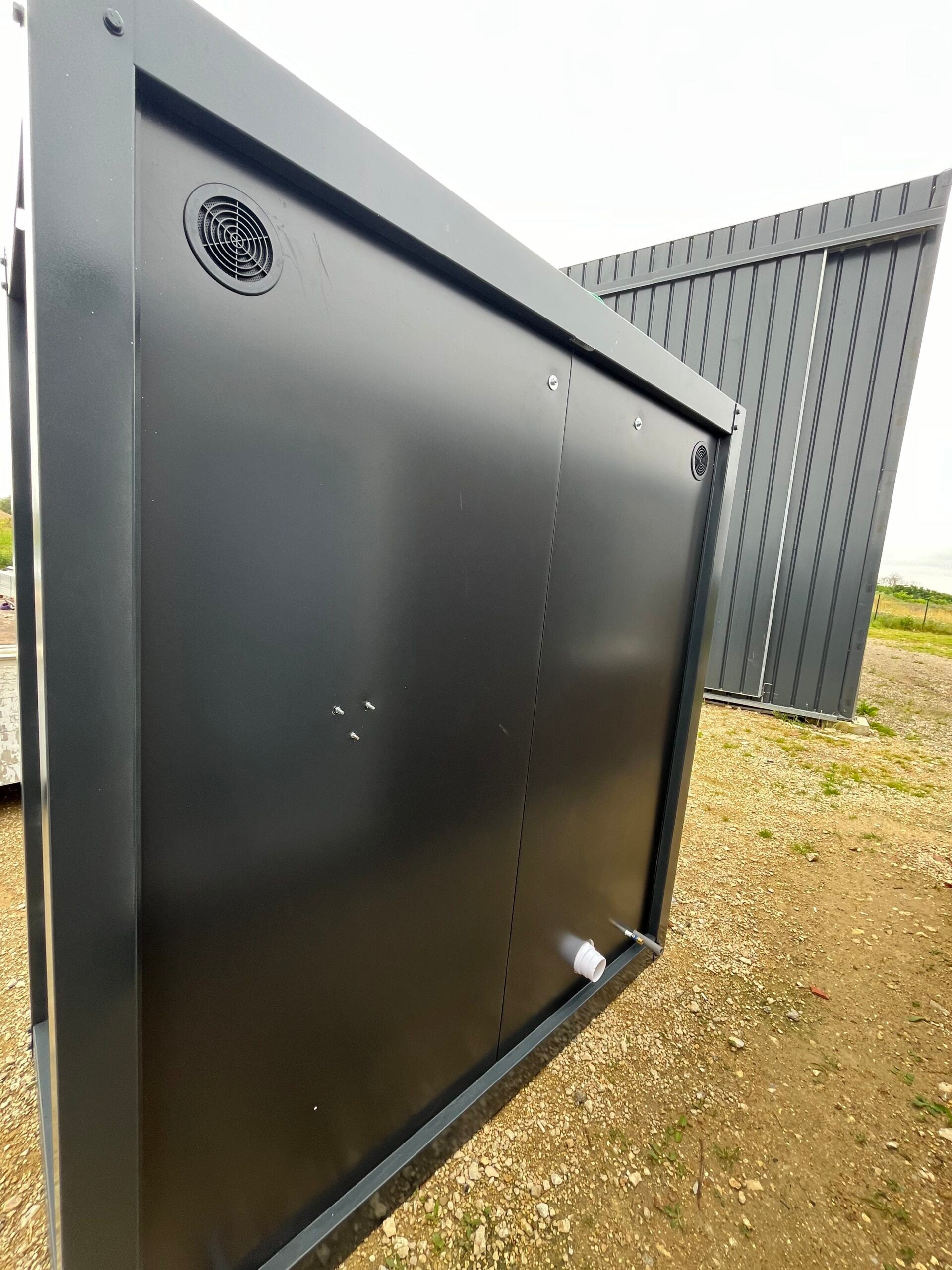 Sanitärcontainer mit WC, Waschbecken und anschließbarer Dusche, Grau
