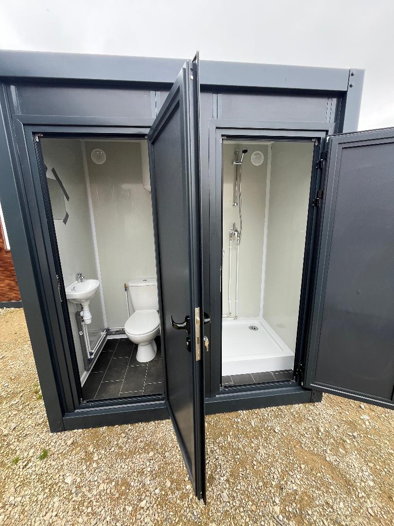 Sanitärcontainer mit WC, Waschbecken und anschließbarer Dusche, Grau